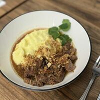 Говяжьи щечки демиглас с пюрев Laksa & Wok