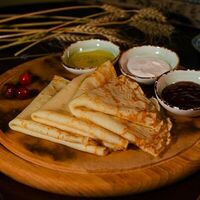 Блинчики с клубничным конфитюром в Grenka на Труда