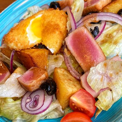 Салат с тунцом и жареным яйцом пашот в Хачапури & Кофе по цене 620 ₽