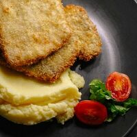 Шницель из свинины с картофельным пюре в IceКафе