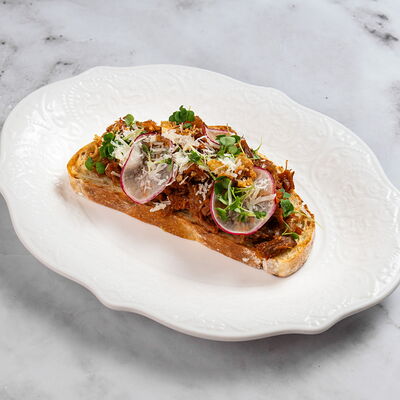 Брускетта с телячьими щечками и bbq в Bona по цене 540 ₽