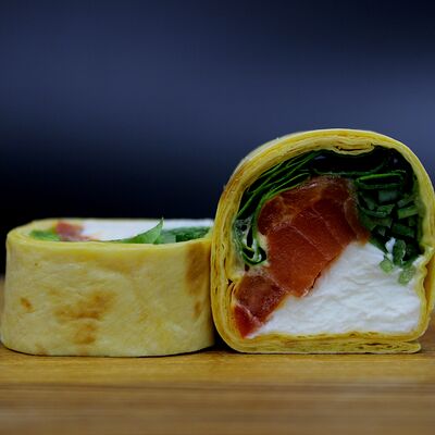 Тортилья с лососем в ДА, СУШИ по цене 629 ₽