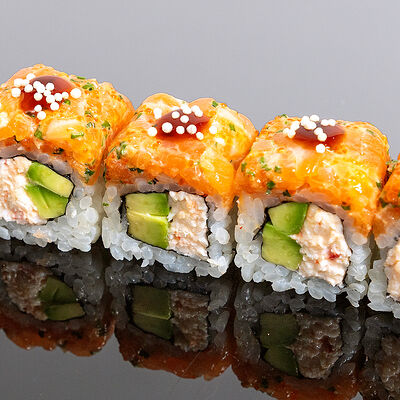 Ролл тартар лосось с крабом в Naomi Sushi по цене 2250 ₽