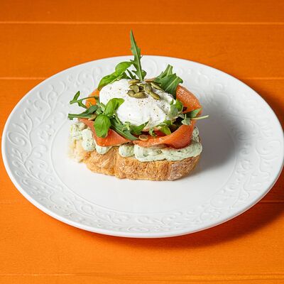 Брускетта с форелью и яйцом пашот в Сорренто by Novikov по цене 890 ₽