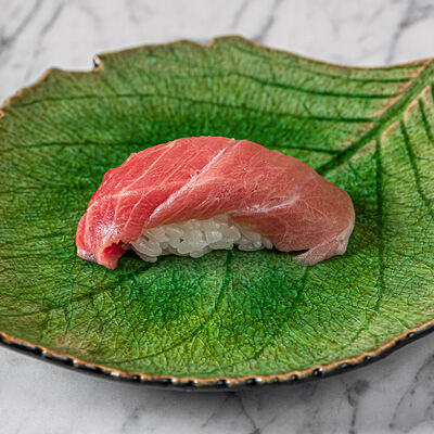 Суши-нигири Тунец Bluefin O-toro в Dragon по цене 740 ₽