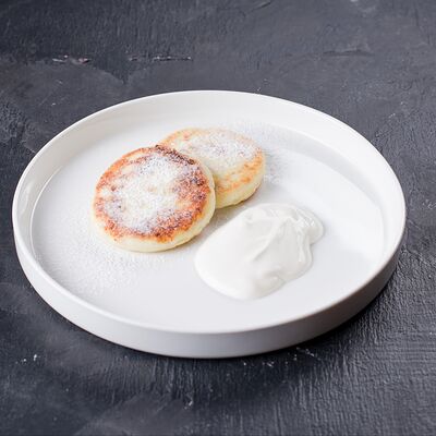 Творожные сырники со сметаной и вареньем в Траттория для друзей по цене 250 ₽