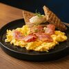 Скрембл из трех яиц с беконом, зерновыми тостами и сливочным сыром в Кафе Миндаль по цене 299
