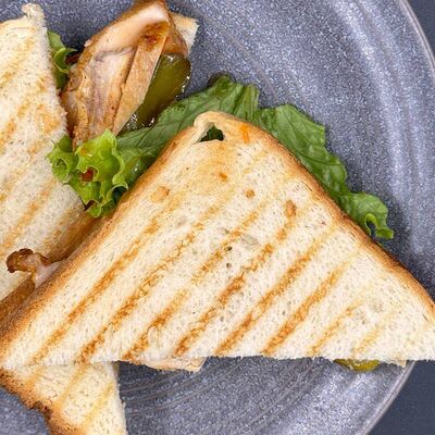 Сэндвич с курицей в кисло-сладком соусе в Coffee Room по цене 395 ₽