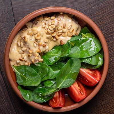 Теплый салат с курицей и шпинатом в Ели Сацебели по цене 880 ₽