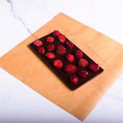 Плитка из тёмного бельгийского шоколада с сублимированной клубникой в Chocolate Berry по цене 390 ₽