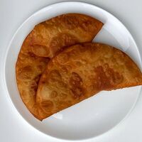 Чебурек с сыром и колбасками в Пышка на севере