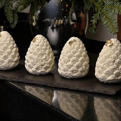 Новогодняя шишка в Premium bakery Andre по цене 550 ₽