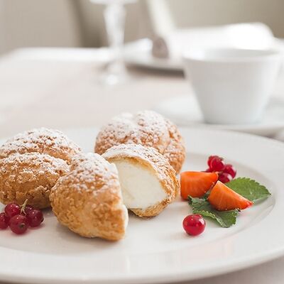 Булочка Шу со сливками в Три печки по цене 150 ₽