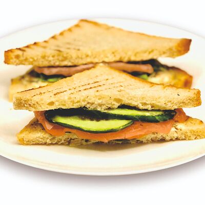 Сэндвич с лососем и сливочным сыром в Березка по цене 149 ₽