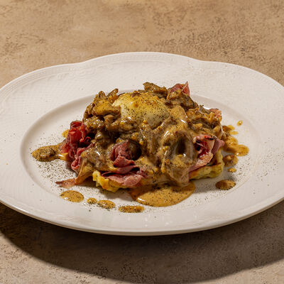 Вафля картофельная с пиканьей и грибным соусом в Cafe Sisi по цене 750 ₽