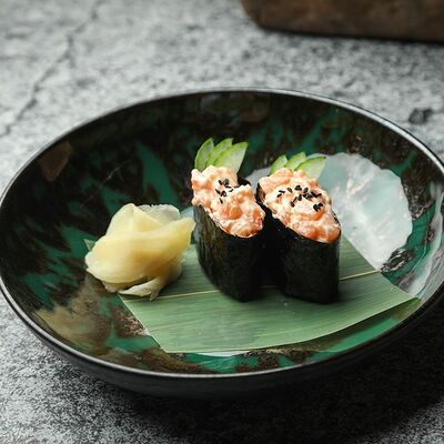 Гункан с лососем в Double по цене 290