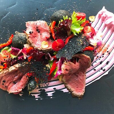 Салат с ростбифом, печеным перцем, картофелем и томатами в Bon Bon по цене 845 ₽