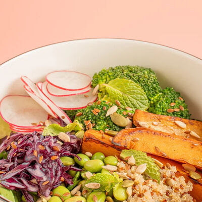 Зелёный салат с бататом, брокколи и медово-горчичным дрессингом в Сойка напела по цене 650 ₽