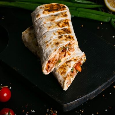 Шаурма из филе бедра курицы на углях в обычном лавашев Burum Grill по цене 449 ₽