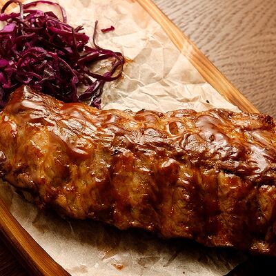 Копчёные деликатесные свиные рёбра в Ребра по цене 1020 ₽