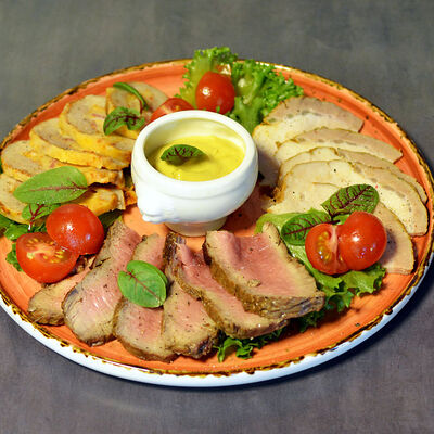 Мясное плато в Грузия и вино по цене 1100 ₽