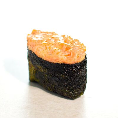 Гункан запеченный с кальмаром в Черный рис по цене 230 ₽