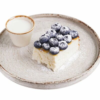 Творожная запеканка с сезонными ягодами в Сахар по цене 230 ₽