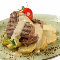 Мясные миньоны с картофелем на гриле в Сим Cити Home