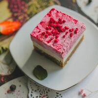 Пирожное Клубничный йогурт в Kurtzcoffee