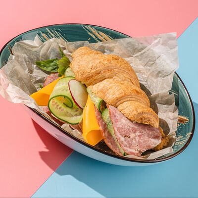 Круассан с краковской колбасой и сыром Чеддер в Kiss по цене 150