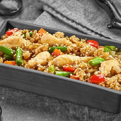 Рис с курицей под соусом Черный перец в Суши Мастер по цене 259 ₽