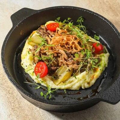 Бефстроганов из говядины с копченым пюре в Ива по цене 1575 ₽