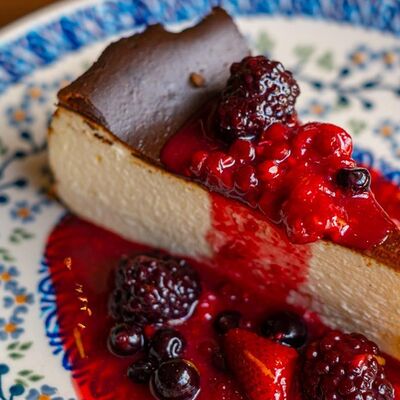 Чизкейк Сан-Себастьян с ягодами в Kamakura по цене 569 ₽