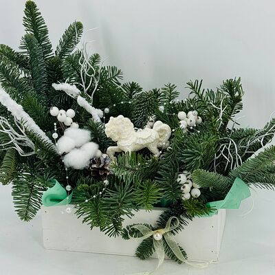 Новогодняя композиция из голубой ели нобилис с белой лошадью в деревянном кашпо в Дарите красиво по цене 7790 ₽