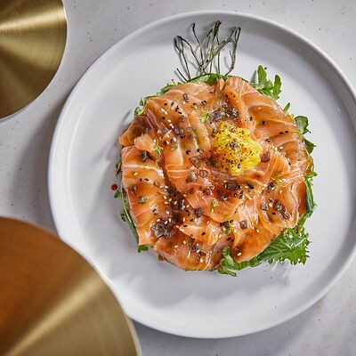 Сашими салат много лосося в Море на Патриках по цене 890