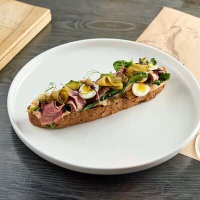 Брускетта с ростбифом, пряным огурцом, каперсами, шпинатом и яйцом пашотв Restobar Бекон по цене 630 ₽