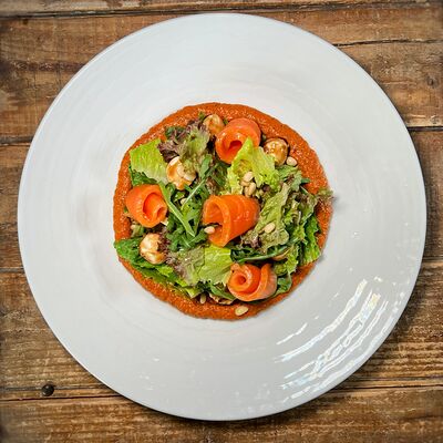Салат с лососем и соусом из печёных черри в Cafe Seven по цене 745 ₽