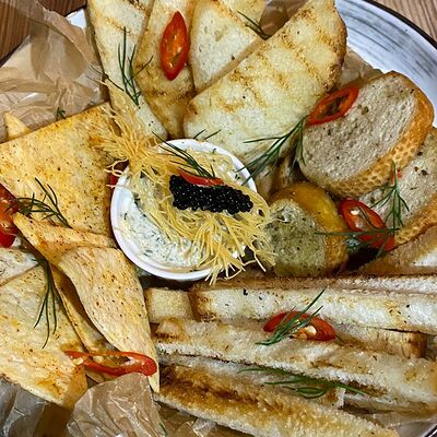 Микс из белых гренок с икорным соусом в Караоке Соло по цене 560 ₽