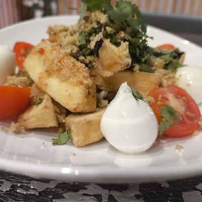 Горячий салат из хрустящих баклажан с томатами черри и нежной моцареллой в Гостиный дворик по цене 590 ₽