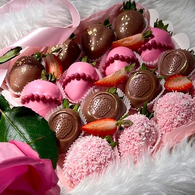 Клубника в шоколаде коробочка 16штв Bloom House по цене 3100 ₽