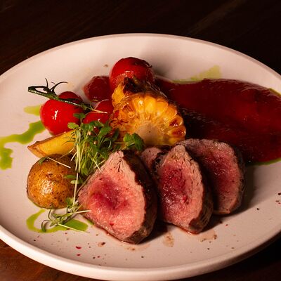 Вырезка из говядины с овощами гриль в Серебряная Fabrika по цене 1500 ₽