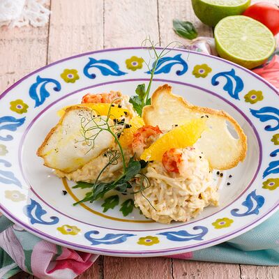 Салат с раковыми шейками и щучьей икрой в Катюша Katyusha по цене 990