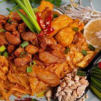 Пад тай с говядинойв Pho Tuk Tuk