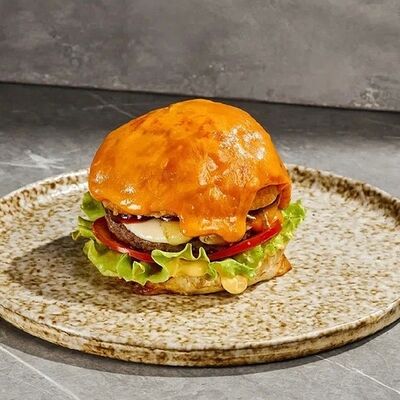 Бургер Чиздаболл с тремя видами сыра в Гастробар DOM по цене 590