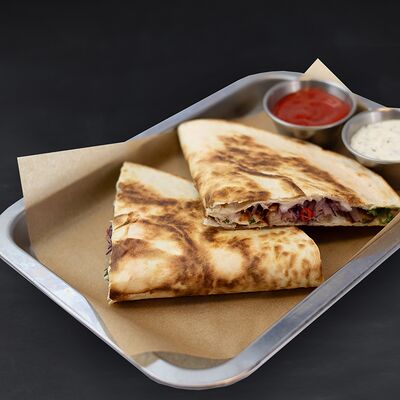 Кесадилья с цыпленком и беконом в Gellert Bar по цене 520 ₽