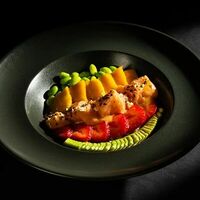 Боул с лососем и Цитрусовым соусом в Cocos Lounge