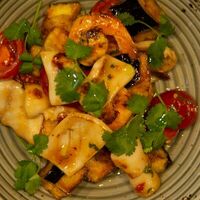 Теплый салат с хрустящим баклажаном, кальмаром и креветкой в Dante