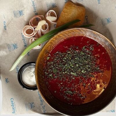 Борщ с говядиной и чесночными пампушками в CASPARY BRAU по цене 590 ₽