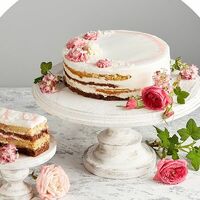 Торт Сметанник с клубникой в Кондитерская СантОноре