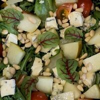 Теплый салат с горгонзолой и грушей в Сыр вино & More